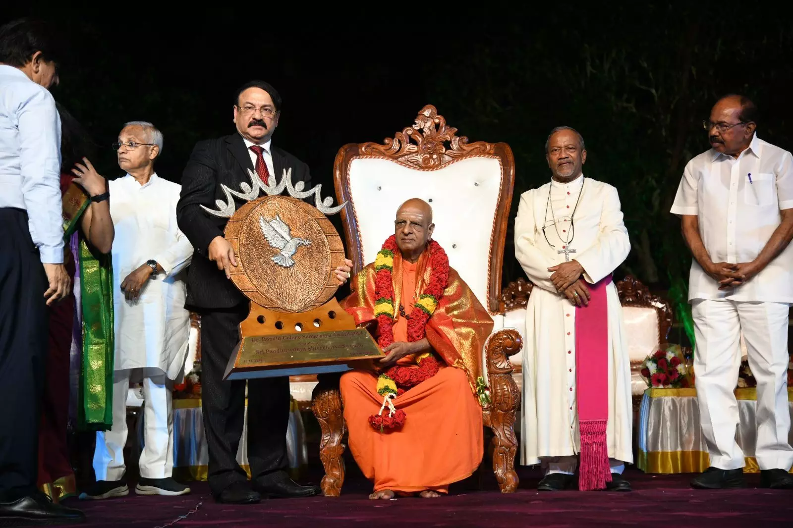 https://www.varthabharati.in/DakshinaKannada/dr-ronald-colaso-award-presetting-2036115